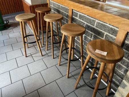 Lot de chaises et tabourets