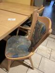 Lot de tables et chaises