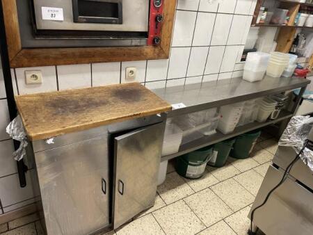 Lot d'une table + armoire en inox