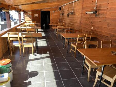Lot de tables et chaises