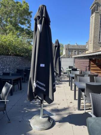 Lot de grands parasols