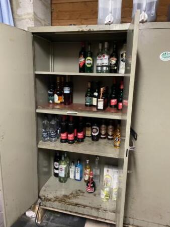 Varia de bouteilles d'alcool 