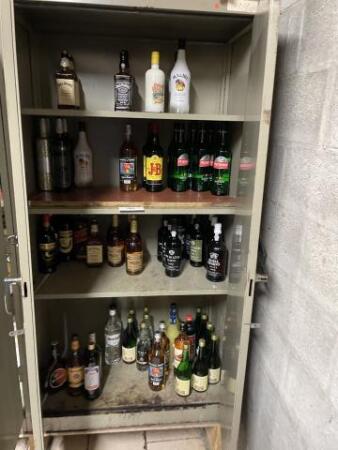 Varia de bouteilles d'alcool 