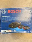 Ensemble Bosch Professional 18 V comprenant un chargeur et  deux batteries, présenté dans sa boîte.