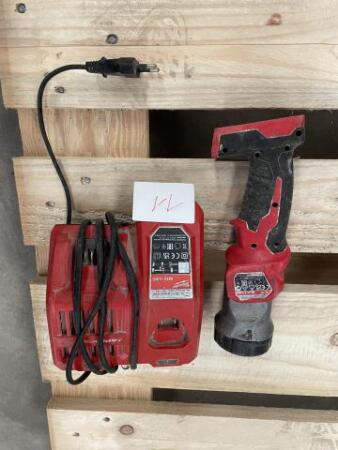 Lot d'un chargeur et d'une lampe torche