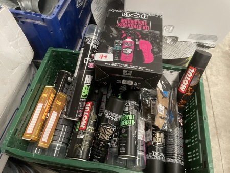 Varia de produits d'entretien pour moto