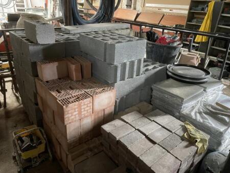 Lot de palettes de matériaux de construction