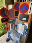 Lot de plaques de signalisation avec 2 pieds									