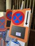 Lot de plaques de signalisation avec 2 pieds									