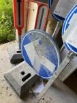 Lot de plaques de signalisation avec 2 pieds									