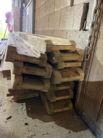 Lot de poutrelles DOKA + varia de bois	