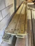 Lot de poutrelles DOKA + varia de bois	