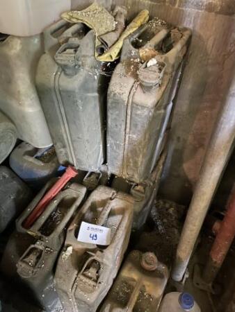 Lot de jerrycans en métal + bidons									
