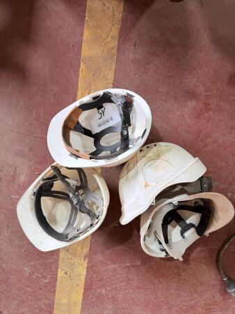 Lot de quatre casques de chantier