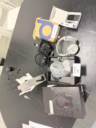 Lot de casques et d'un GSM
