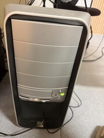Tour PC : 8 Go ram, IntelCore i3, DD 112 GB - Windows 10 Pro