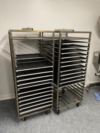 Lot de 8 chariots à cuisson en inox avec plaques