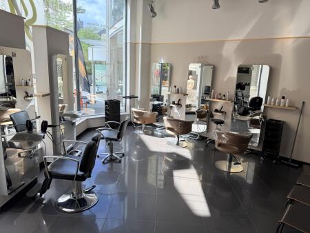 Salon de coiffure entièrement équipé