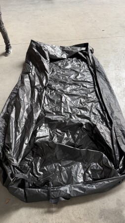 Lot de housses en plastique noir pour table