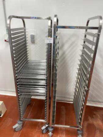 Lot de 2 chariots en inox avec grilles