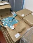 Lot de cartons et présentoirs divers