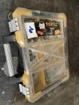Valise de rangement avec contenu (visses)