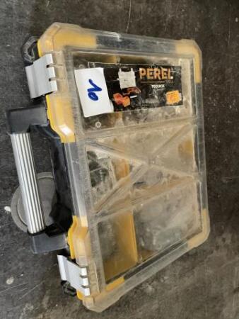 Valise de rangement avec contenu (visses)