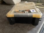 Valise de rangement avec contenu (visses)