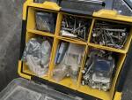 Valise de rangement avec contenu (visses)