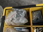 Valise de rangement avec contenu (visses)