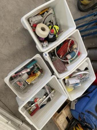 Varia de matériel divers avec bacs (plomberie, électricité, divers, …)