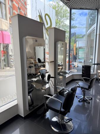 Lot de deux fauteuils noirs de coiffure professionnel