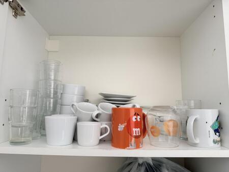 Lot de vaisselles, couverts, tasses, lavettes …
