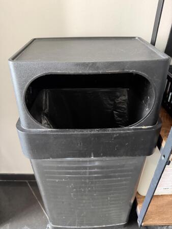 Lot de poubelles variées 