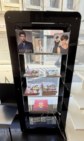 Présentoir à magazines noir avec étagères en  verre
