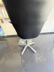 Lot de 2 fauteuils de coiffure hydrauliques noirs de coiffure professionnel