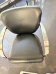 Lot de 2 fauteuils de coiffure hydrauliques noirs de coiffure professionnel