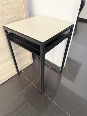 Table d'appoint de forme carrée 